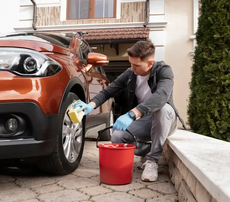 Lavage auto à domicile Sichamps : professionnel intervenant sur un véhicule
